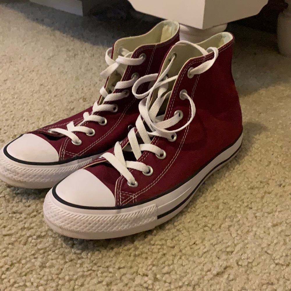 MAROON HIGHTOP CONVERSE